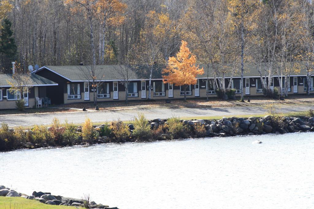 Thessalon Carolyn Beach Inn المظهر الخارجي الصورة